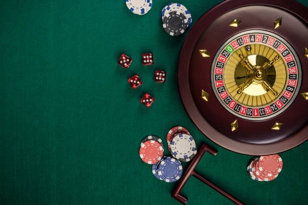Tampilan permainan Crazy Time langsung dengan dealer dan roda besar yang berputar di studio hamsterball